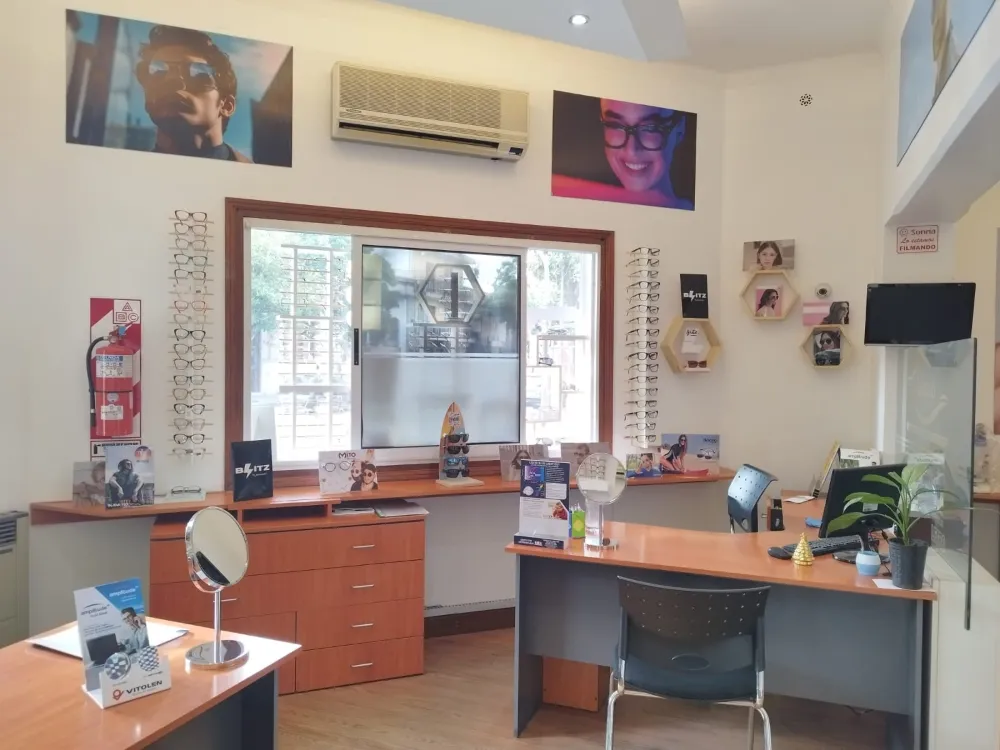Espacio de asesoramiento de Óptica Ciudad con exhibidores de armazones