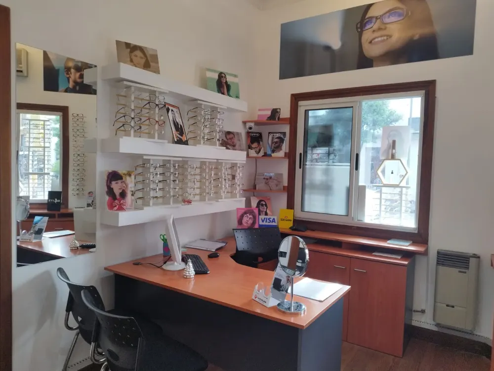 Sector de atención con exhibidores de armazones