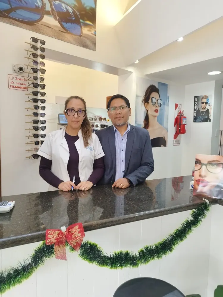 Equipo de Óptica Ciudad en el mostrador