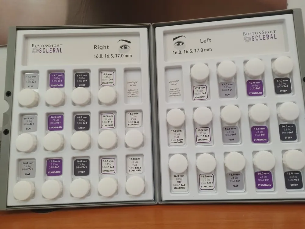 Set de prueba de lentes esclerales en el gabinete de contactología de Óptica Ciudad
