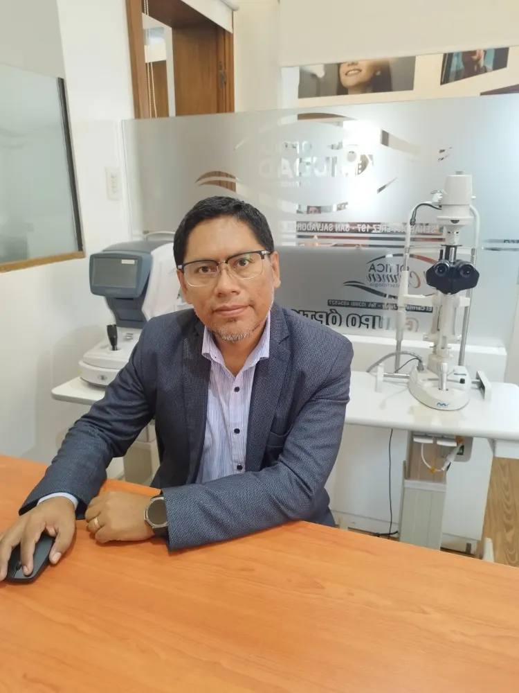 Profesional de Óptica Ciudad en el gabinete de contactología