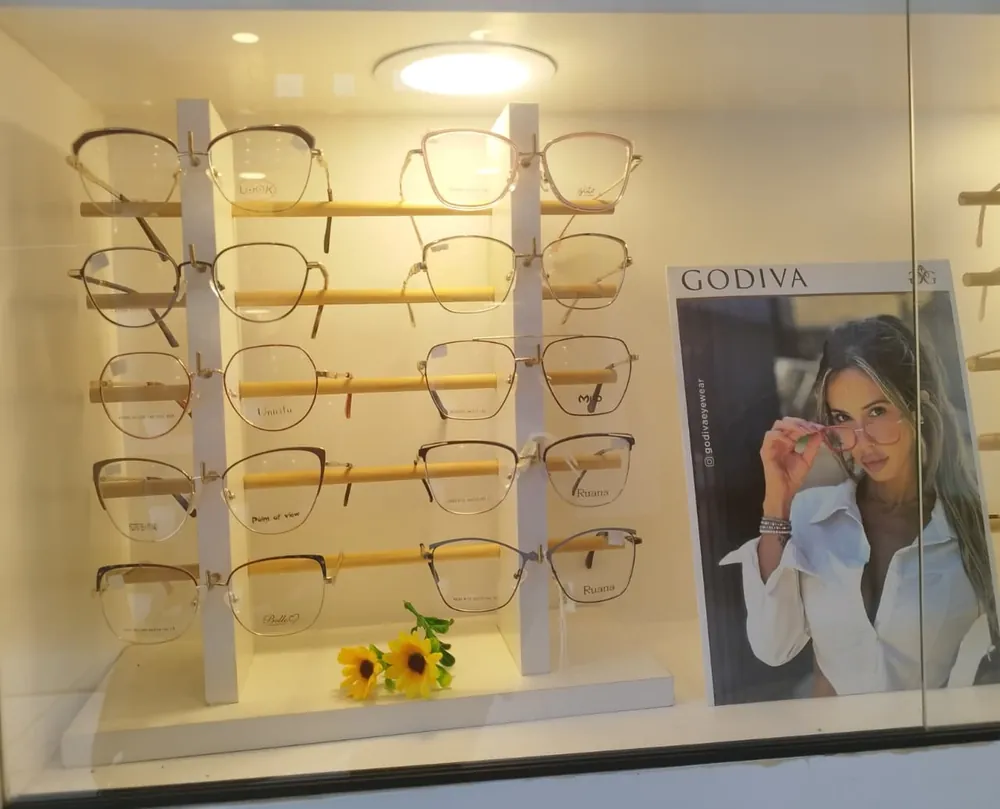 Vitrina con armazones de receta en Óptica Ciudad