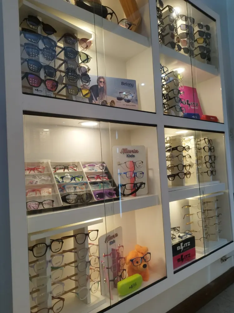 Vitrina con armazones de distintos colores